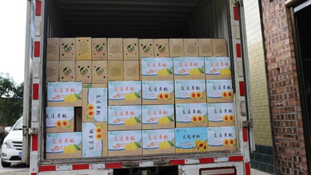 助銷黃桃社會(huì)扶貧，關(guān)愛(ài)員工送高溫福利